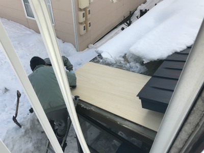まず、次の落雪、落氷までにサンルームの屋根材を交換する工事が間に合わないので、ベニア板を仮に取り付けました。