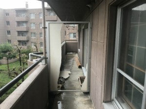 函館市田家町の集合住宅でベランダ隔て板修繕