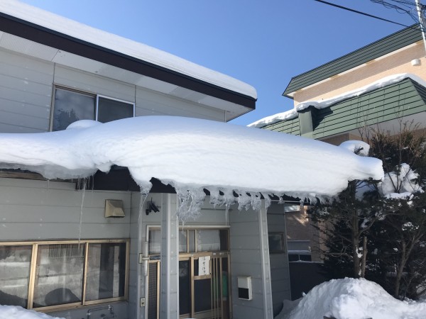 玄関屋根の雪庇