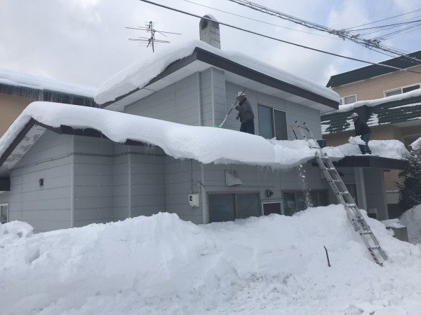 玄関屋根の雪下ろしの様子
