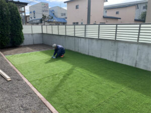 函館市本通にある住宅の庭テラス人工芝敷設工事