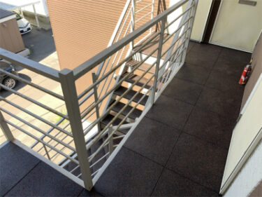 函館市深堀町にある集合住宅共用階段のノンスリップマット取付工事