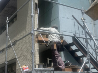 函館市千歳町にある集合住宅（アパート）の鉄骨階段修繕工事