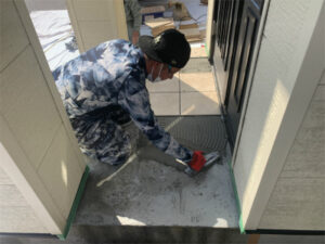 函館市陣川町にある玄関ポーチ床タイル張替と補助手摺設置工事