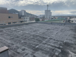 函館市若松町にある鉄骨造2階建て店舗の屋上アスファルト防水漏水修繕工事