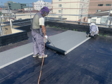 函館市若松町にある鉄骨造2階建て店舗漏水による屋上のアスファルト防水工事