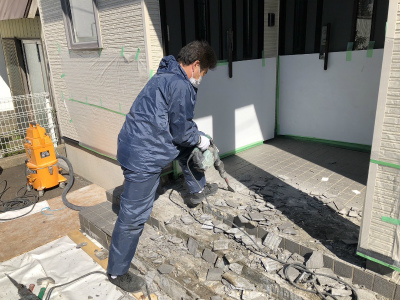 函館市時任町にある住宅の玄関ポーチ床タイル張替工事